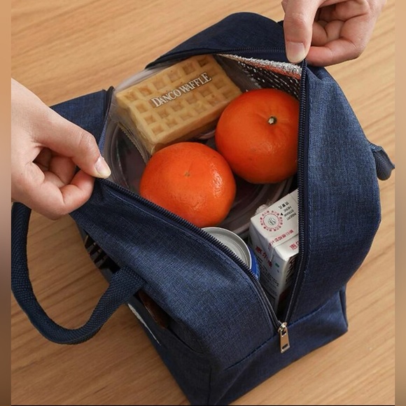 Portable lunch bag with side pocket
Made of Polyester - Picture 5 of 6